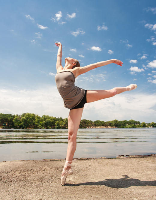 Ballerina in rustige omgeving